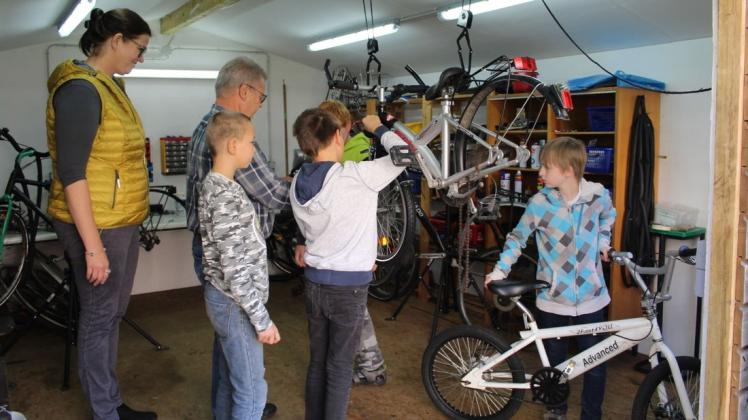 Schulleiterin Bettina Potthast besucht Rainer Becker und die Schüler in der Fahrradwerkstatt. 