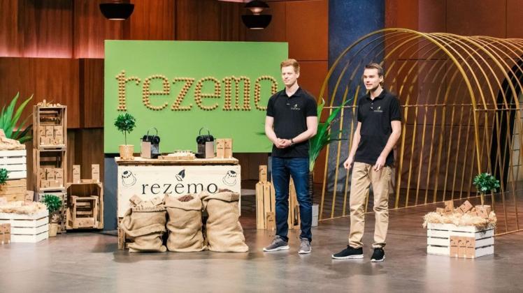 Die "rezemo"-Gründer Stefan Zender (l.) und Julian Reitze in der Vox-Show "Die Höhle der Löwen". Foto: TVNOW / Bernd-Michael Maurer