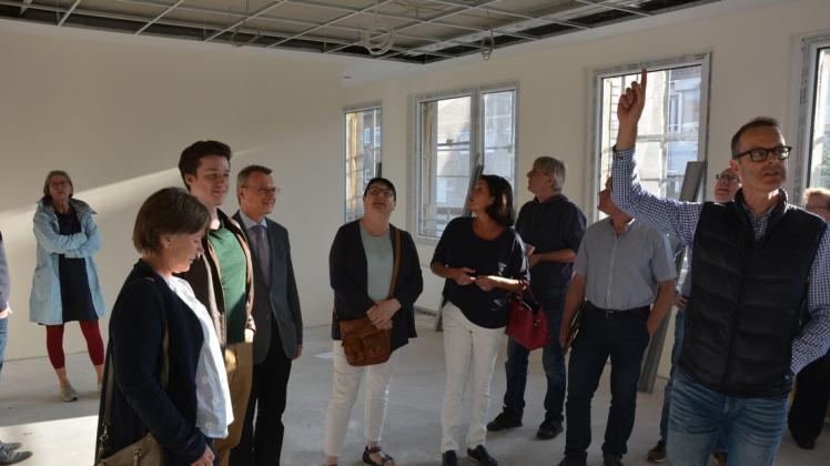 Christian Müller, Leiter des städtischen Gebäudemanagements, führte die Ausschussmitglieder durch dei Baustelle an der Heinrichstraße.  Foto: Hildegard Wekenborg-Placke