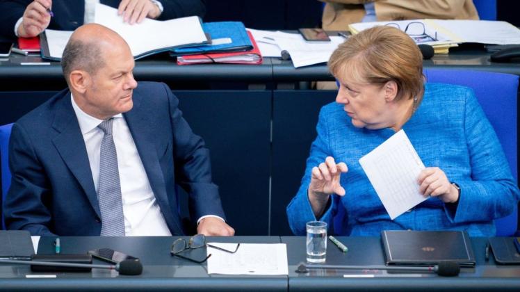 Bundeskanzlerin Angela Merkel (CDU, r) und Olaf Scholz (SPD), Bundesminister der Finanzen, einträchtig auf der Regierungsbank Foto: Kay Nietfeld/dpa