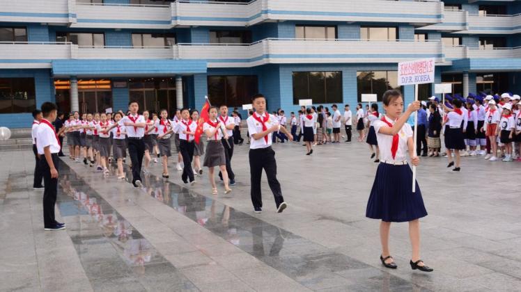 Begrüßungszeremonie wie bei den Olympischen Spielen: Die nordkoreanischen Gäste des Feriencamps zeigten ihren ausländischen Gästen, wo es lang geht. Foto: privat/ Eloesser