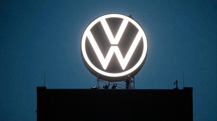 Das Logo von Volkswagen auf dem Markenhochhaus des Konzerns in Wolfsburg. 