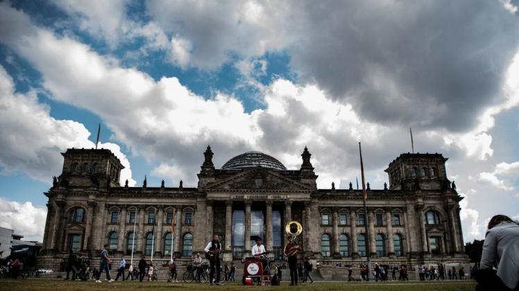 Eine Band spielt beim Tag der offenen Tür des Deutschen Bundestages vor dem Reichstagsgebäude. Foto: dpa/Paul Zinken