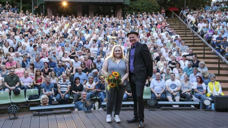 Die 43.665. Saisonbesucherin auf der Freilichtbühne heißt Caroline Korn. Gratulation und Präsente erhielt sie von Jürgen Lilge. 