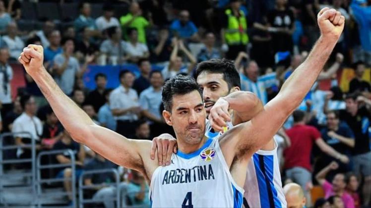 Luis Scola (v.) lässt nach dem Sieg gegen Serbien von Facundo Campazzo feiern. 