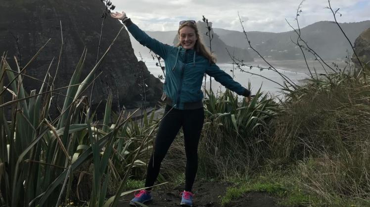 Kia Ora (zu deutsch etwa: Hallo) aus Neuseeland: Die Meppenerin Sydney Kloppenburg, hier am Piha Beach in Auckland, verbringt ein halbes Jahr am anderen Ende der Welt. 