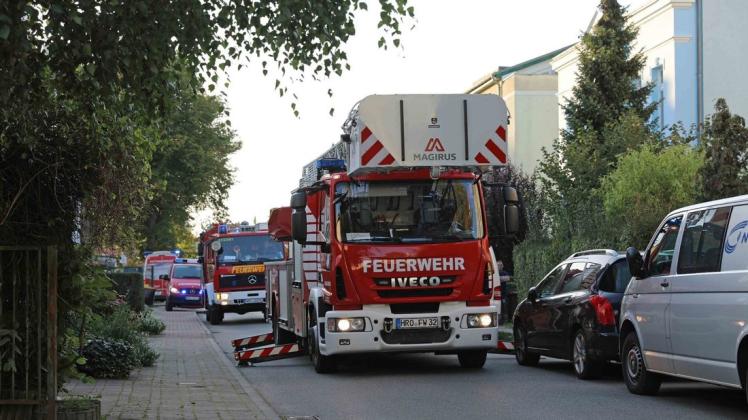 Ein Großaufgebot der Feuerwehr rückte zu dem Feuer in einem Mehrfamilienhaus in Gehlsdorf an.