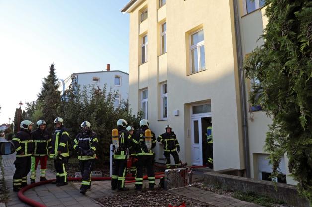 Da die Freiwillige Feuerwehr Gehlsdorf ihre Wache in der gleichen Straße hat, in der sich das Mehrfamilienhaus befindet, wo das feuer ausgebrochen ist, waren die Kameraden schnell vor Ort.