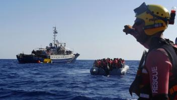 Wenn sie Flüchtlinge auf dem Mittelmeer retten, können Seenotretter selbst in Gefahr geraten. Foto: Markus Weinberg