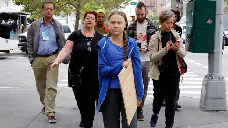 Greta Thunberg auf dem Weg zu einer Demonstration vor dem Sitz der UN in New York. Foto: dpa/Richard Drew