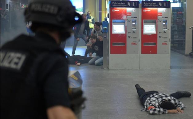 Gespieltes Chaos nach dem fiktiven Anschlag im Bremer Hauptbahnhof. Foto: dpa