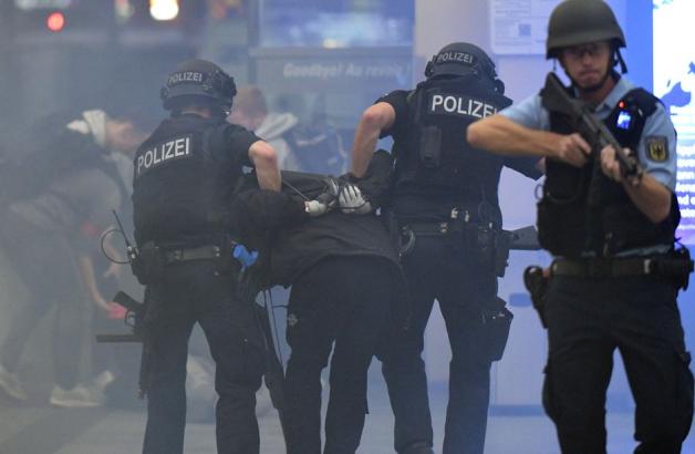 Polizisten führen einen fiktiven Attentäter nach dem gespielten Anschlag ab. Foto: dpa