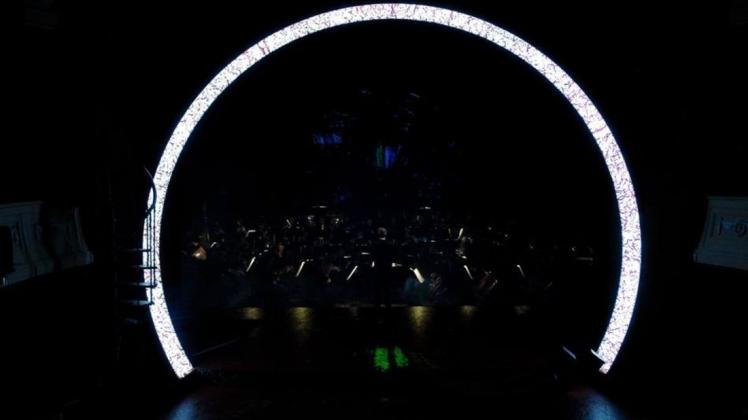 In Minden leuchtet wieder "Der Ring des Nibelungen" - nicht nur als Lichterrund auf der Bühne, auf der die Nordwestdeutsche Philharmonie sitzt und spielt. Foto: Friedrich Luchterhandt