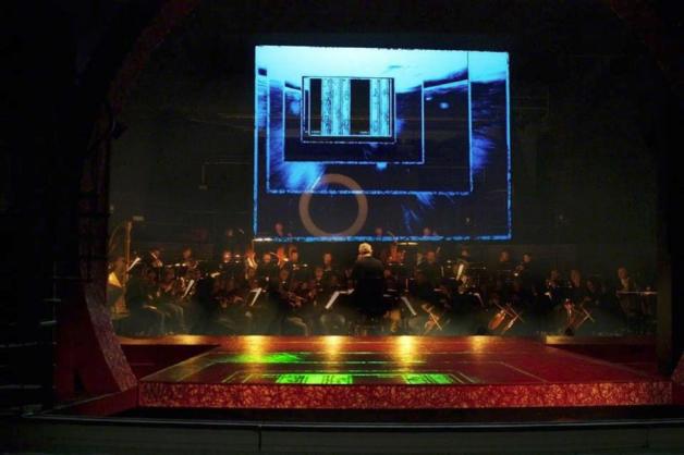 Die Reise in die Unterwelt wird als Laserprojektion auf dem Vorhang gezeigt. Foto: Dorothée Rapp