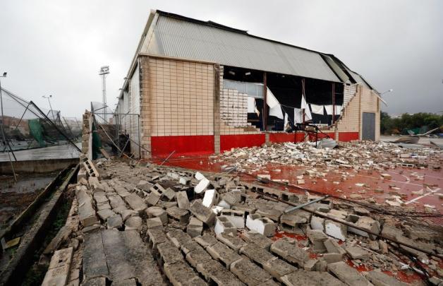 Ein Tornado zerstörte die örtliche Sporthalle in Denia. Foto: imago images / Agencia EFE/JUAN CARLOS CARDENAS