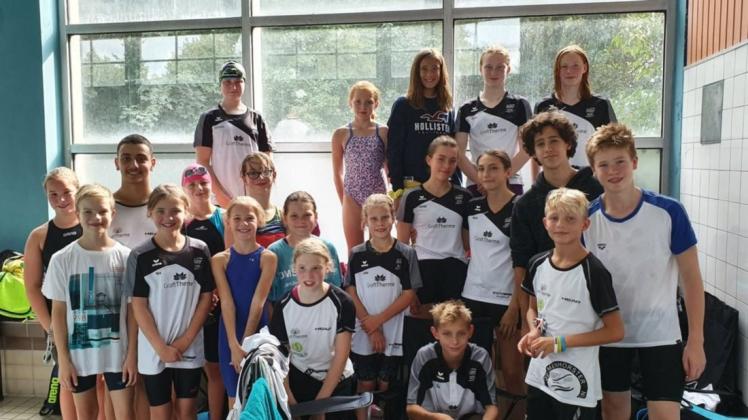 Hatten beim Schwimm-Meeting in Bremen die Nase vorn: Die Aktiven des Delmenhorster SV 05 gewannen den Wanderpokal für die beste Vereinsmannschaft. Foto: Tatjana Barke