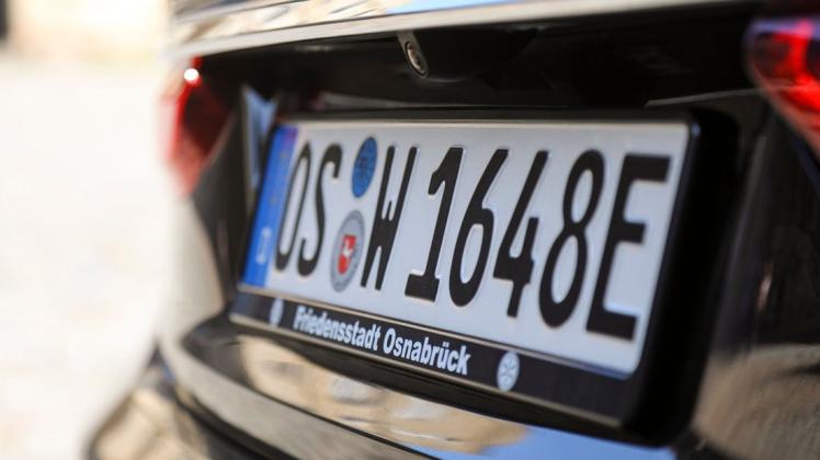 Das Nummernschild verrät den Dienstwagen des Oberbürgermeisters: OS steht für Osnabrück, W und 1648 für den Westfälischen Frieden. Das E wiederum weist auf den Elektromotor des Hybrid-Fahrzeugs vom Typ BWW 740e iPerformance hin. Foto: Michael Gründel