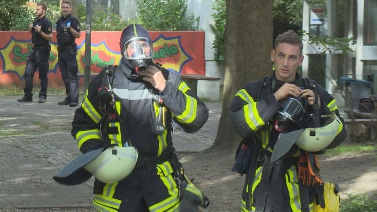 Mit Atemschutz ging die Feuerwehr in die Bremer Schule. 