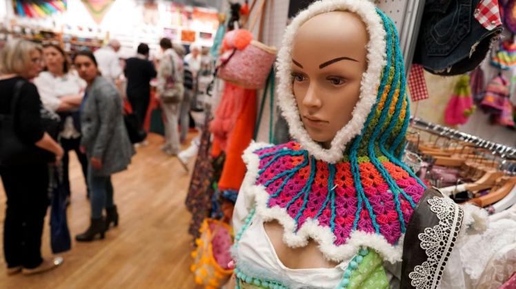 Buntes und Ausgefallenes: An den Ständen der rund 88 Aussteller hängen Kreuzstichmotive, selbstgenähte Taschen im Schieferdesign, Babybekleidung oder Dekorationsgegenstände. Foto: David Ebener
