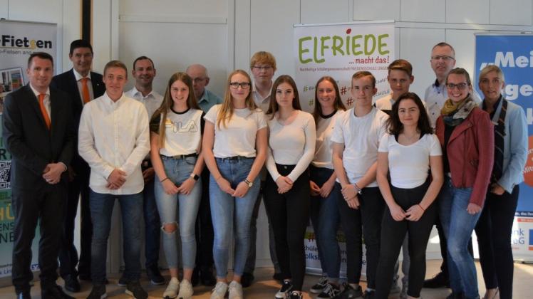 Der neue Vorstand und Aufsichtsrat der Schülergenossenschaft von der Friedensschule, die sich nunmehr Elfriede nennt. 