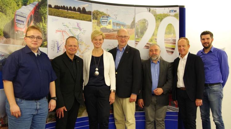 Sie wollen sich für eine Reaktivierung des Bahnhofs in Velpe einsetzen und in den nächsten Wochen notwendige Maßnahmen dafür prüfen (von linls): Dennis Schmitz, Frank Sundermann (MdL), Bürgermeisterin Annette Große-Heitmeyer, Werner Lübberink, Michael Geuckler, Michael Jansen und Nils Winter. Foto: Wahlkreisbüro Sundermann