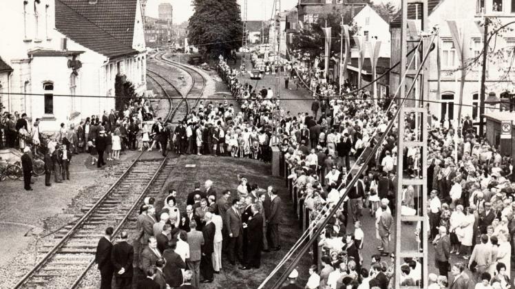 Volksfeststimmung vor dem Bahnhof: Große Freude herrschte 1969 in Delmenhorst darüber, dass es endlich losging mit dem Projekt der Bahnhöherlegung. Foto: dk-Archiv
