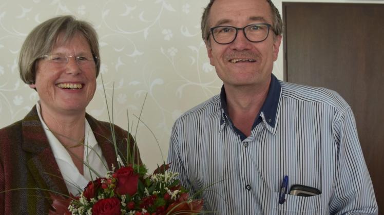 Mechthild Harders-Opolka übernimmt die Führung der Delmenhorster SPD. Detlev Roß gehörte zu den ersten Gratulanten und überreichte Blumen. Foto: Marco Julius