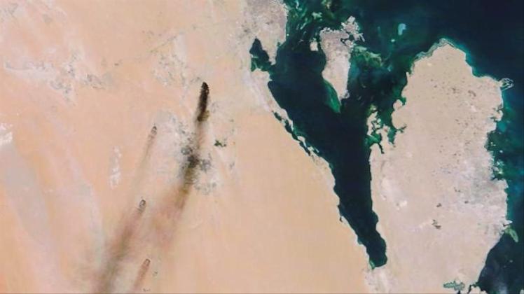 Das von der NASA Worldview zur Verfügung gestellte Satellitenbild zeigt die aus Ölfeldern aufsteigenden Rauchwolken. 