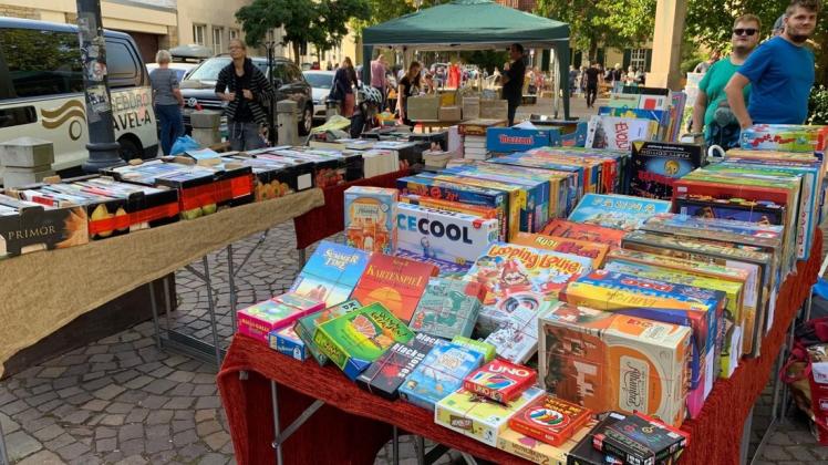 Hunderte von Spielen und Büchern dürften an diesem Samstag auf dem Osnabrücker Nachtflohmarkt wieder den Besitzer wechseln. 
