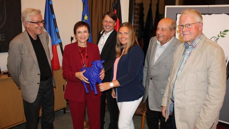 Um das blaue Friedenslamm scharten sich (von links) Roland Czada, Angelika Kordfelder, Bruno Allamel, Inga Hindersmann, Hartmut Klein und Winfried Nachtwei. Foto: Thomas Niemeyer