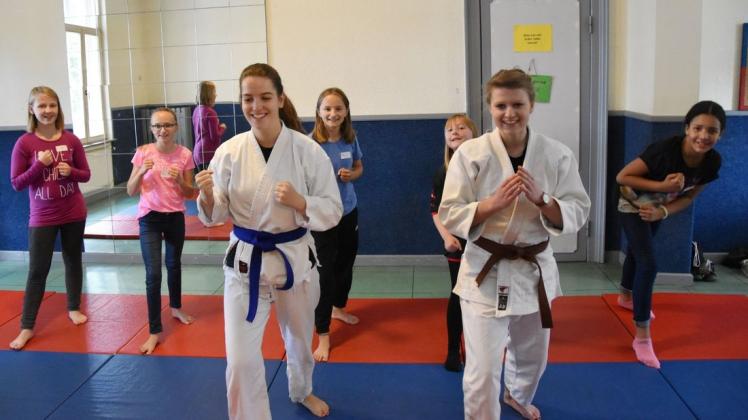 Ein Ju-Jutsu-Training zur Selbstverteidigung konnten die Teilnehmerinnen beim Mädchenaktionstag im Familienzentrum Villa in Delmenhorst absolvieren. Foto: Christopher Bredow