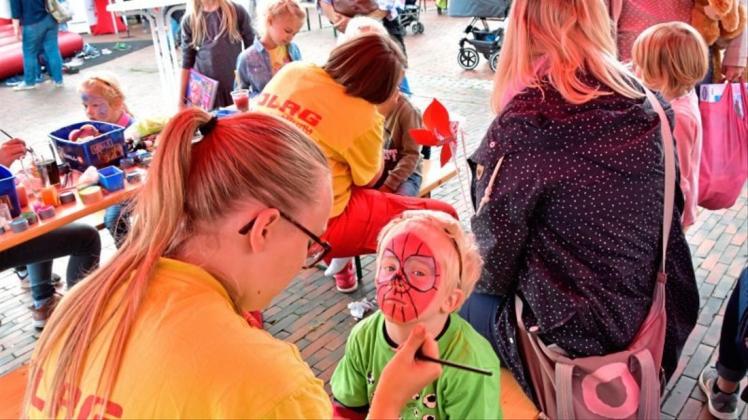 Beim Kinderschminken kommen die kleinen Besucher des Ganderkeseer Herbstmarktes auf ihre Kosten. 