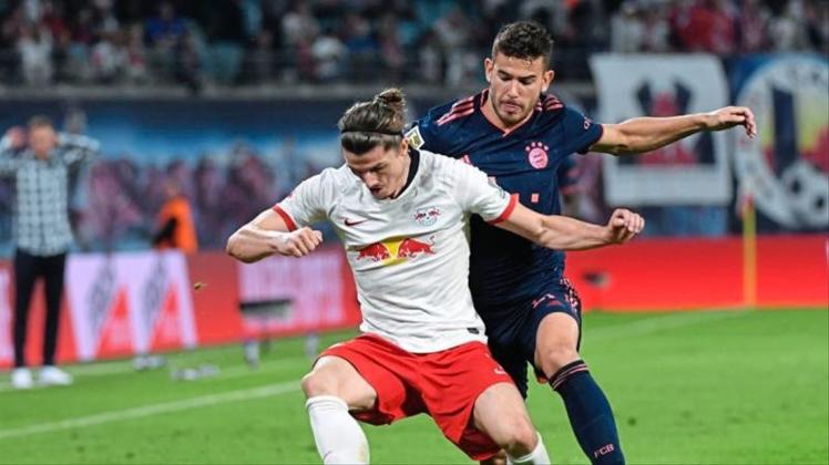 Leipzigs Marcel Sabitzer (l) im Zweikampf mit Bayerns Lucas Hernandez. 