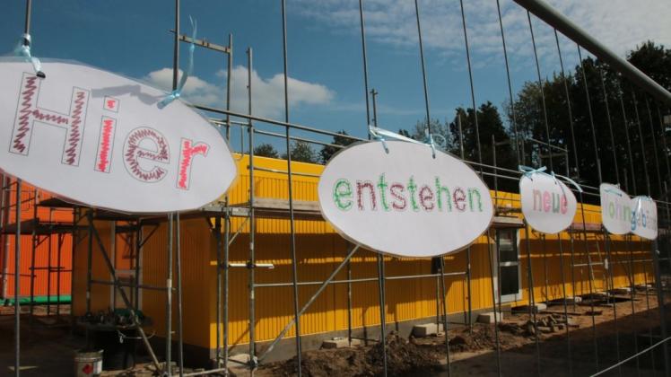 Die Bauarbeiten zur Erweiterung der ZUE in Ibbenbüren auf 960 Plätze laufen. Alleinreisende werden künftig bis zu 24 Monate untergebracht. Foto: Linda Braunschweig