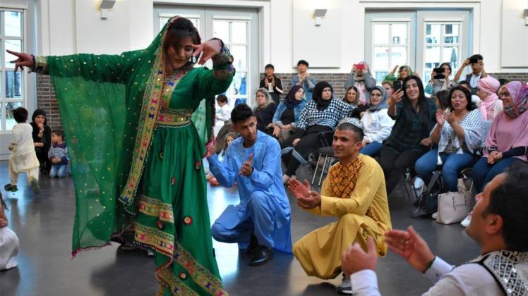 Bunte Trachten und Tänze aus dem fernen Afghanistan waren am Samstagabend beim Fest der Kulturen in der Markthalle  zu erleben. Dabei kam gleich Stimmung auf. Foto: Martina Brünjes
