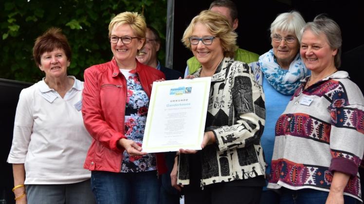 Bürgermeisterin Alice Gerken (2. von links) nahm die Urkunde für die Ernennung zur Fairtrade-Gemeinde von Silvia Hesse (Verein Transfair) entgegen. Foto: Christopher Bredow