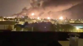 Über der Ölraffinerie Abqaiq steigt Rauch in den Himmel. Mehrere Drohnenangriffe haben die größte Ölraffinerie in Saudi-Arabien getroffen und Brände ausgelöst. Foto: dpa