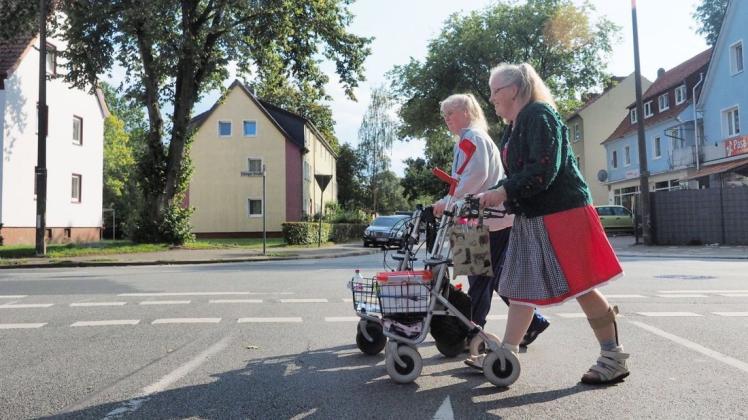 Gehhilfe im Alltag: Roswita Koppe (li.) und Inge Windmann bahnen sich mir ihren Rollatoren den Weg durch Düsternort. Foto: Niklas Golitschek