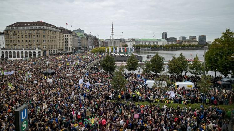 Zig Tausende Teilnehmer der Fridays for Future Demonstration haben sich auf dem Hamburger Jungfernstieg versammelt. Foto: dpa/Axel Heimken