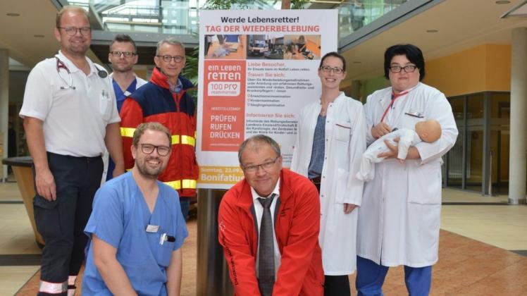 Teams vom DRK, Rettungsdienst und vom Bonifatius Hospital Lingen stehen am großen Aktionstag im Boni unter dem Motto „Ein Leben retten. 100 Pro Reanimation“ für Fragen und praktische Kurztrainings zur Verfügung. Foto: Bonifatius-Hospital
