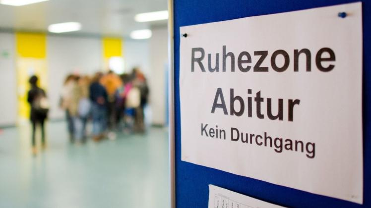 Ein Schild mahnt zur Ruhe während einer Abiturprüfung in Hannover.  Foto: Julian Stratenschulte/dpa