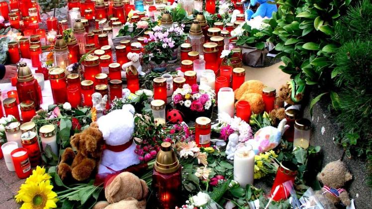Kerzen, Blumen und Stofftiere an der Unfallstelle in Dissen. Foto: Achim Köpp