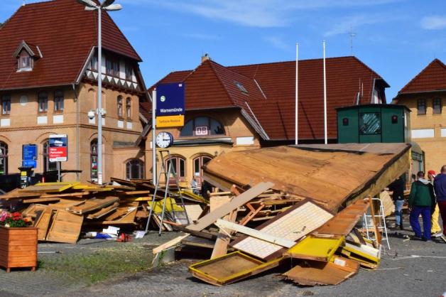 Die Verkaufsbuden vor dem Bahnhofsvorplatz sind im Zusammenhang mit dem Umbau des Bahnhofes und dem Schienenersatzverkehr abgerissen worden. Die Verkaufsbuden vor dem Bahnhofsvorplatz sind im Zusammenhang mit dem Umbau des Bahnhofes und dem Schienenersatzverkehr abgerissen worden.