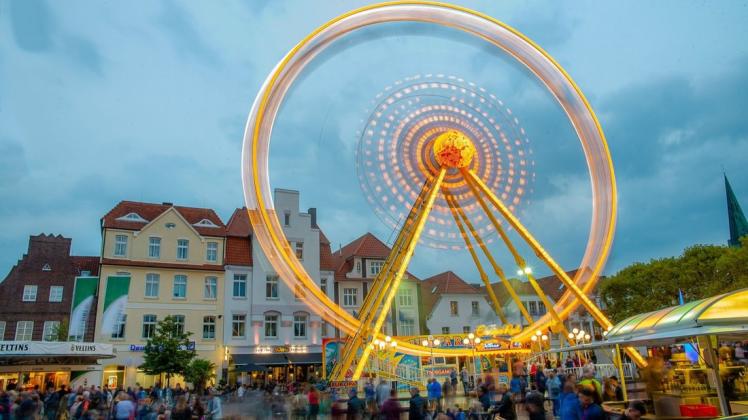 Ein Höhepunkt des Lingener Altstadtfestes 2019 wird erneut das Riesenrad auf dem Marktplatz sein. Foto: Thomas Keuter