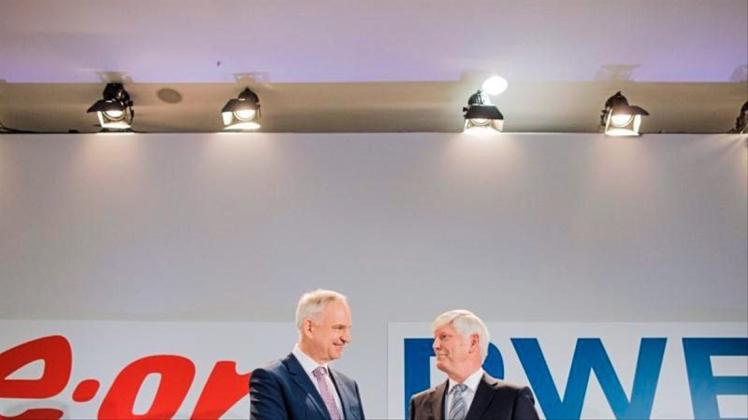 Rolf Martin Schmitz (r), Vorstandsvorsitzender von RWE, und Johannes Teyssen, Vorstandsvorsitzender von Eon, bei einer gemeinsamen Pressekonferenz. 