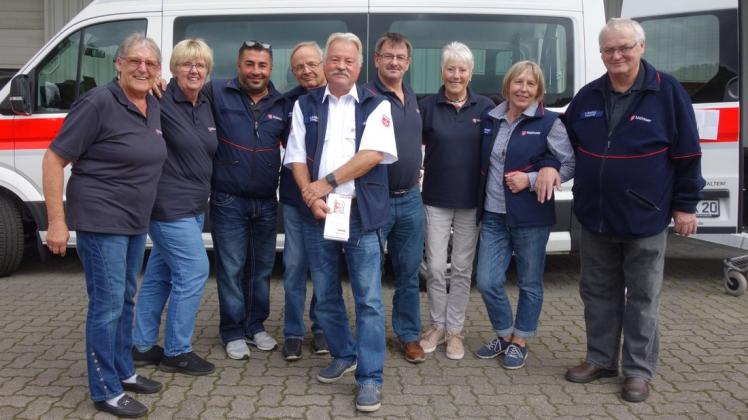 Ehrenamtliche Malteser vom Team "mobiler Einkaufswagen": in der Mitte Teamleiter Wolfgang Glasow, dritte von rechts Jutta Riedel. Foto: Ole Rosenbohm