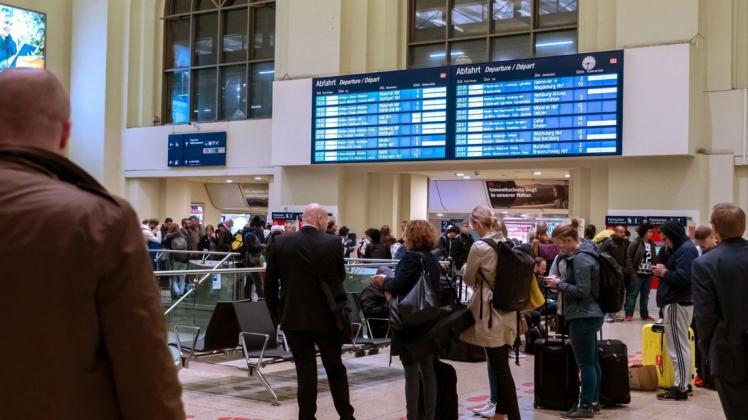 Reisende warten im Bahnhof Hannover und informieren sich über die verspäteten Züge. Foto: dpa/Peter Steffen