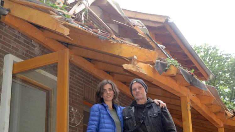 Erhebliche Schäden hat der umgestürzte Baum auf dem Dach der alten Gaststätte in Lingen-Wachendorf hinterlassen. Nicole und Uwe Berger haben von Freunden und Bekannten viel Zuspruch erfahren. Foto: Thomas Pertz