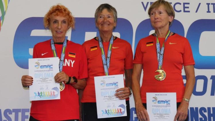 Einer von drei EM-Titeln: Gabriele Rost-Brasholz gewann mit Maria Brigitte Nittel und Gudrun Vogl (von links) Mannschaftsgold im Crosslauf über vier Kilometer. Foto: Rost-Brasholzhaftsgold im Crosslauf über vier Kilometer. Foto: Rost-Brasholz