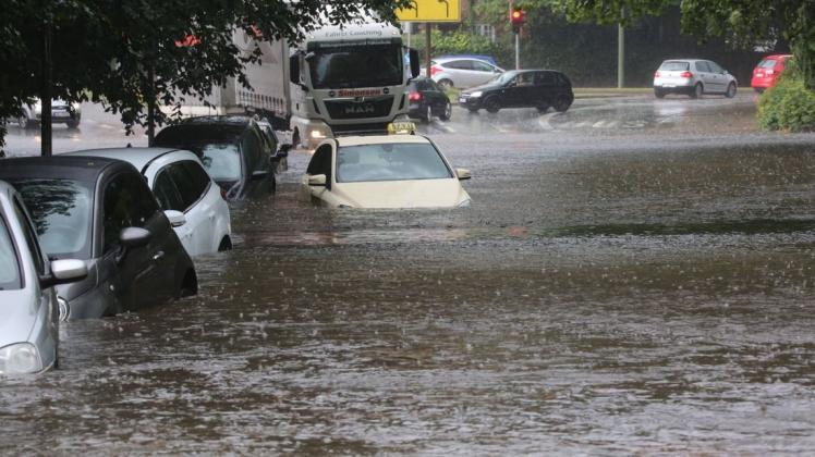 Starkregen führte im Sommer zu überfluteten Straßen in Flensburg. Archivfoto: dpa/Heiko Thomsen/Nordpresse